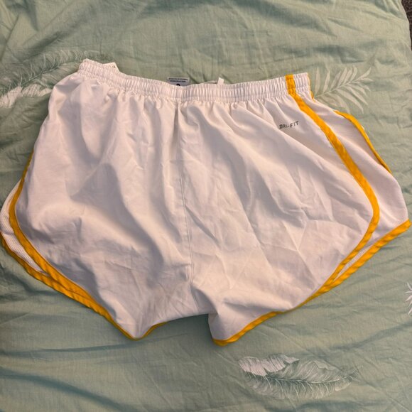 Nike Dri-fit 🏈 Iowa Hawkeyes 🏈 white & yellow running shorts - Picture 6 of 7